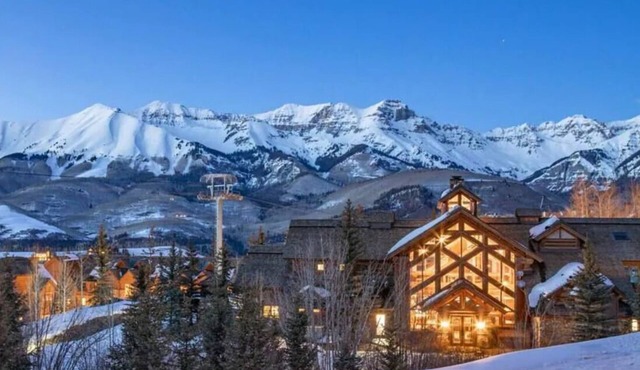 Winter Wonderland ski in out pool spa 360 views cozy with amenities galore!Lodge
