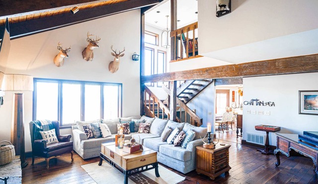 Winterbrow Lodge ★ Hot Tub ★ Vaulted Oak Ceilings