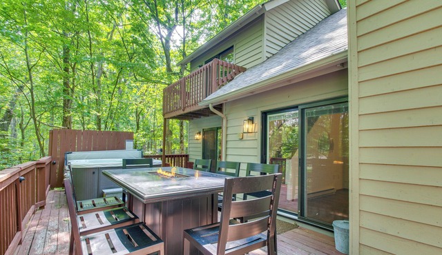 Wintergreen Cabin w/ Hot Tub: Golf & Relax!