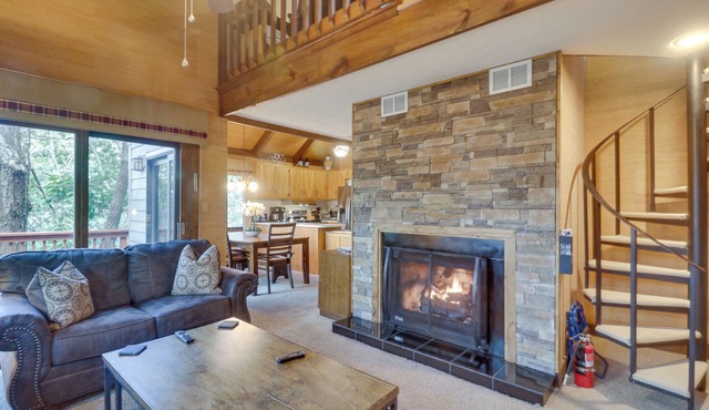 Wintergreen Home w/Hot Tub, Deck & Mountain Views