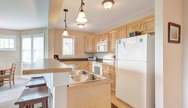Wintergreens R1012- Mtn Condo/View, Gated Resort, Indoor/Outdoor Pools & Hot Tub