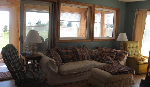 Winterized beachfront cottage with fireplace, screened in porch and deck