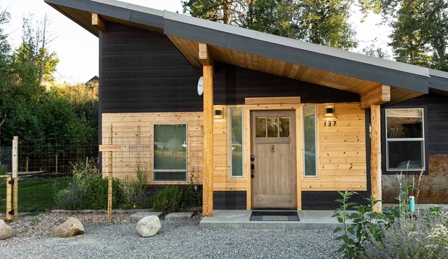 Winthrop Basecamp-new trailside vacation home 15 min walk to downtown!