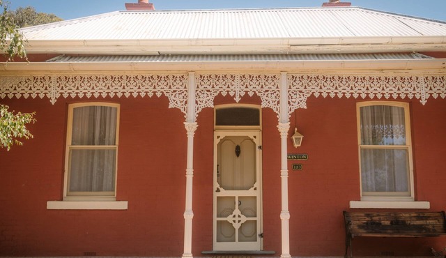 Winton Cottage Maldon - Heritage Home. Central Heating. Cozy Fireplace. On Sale