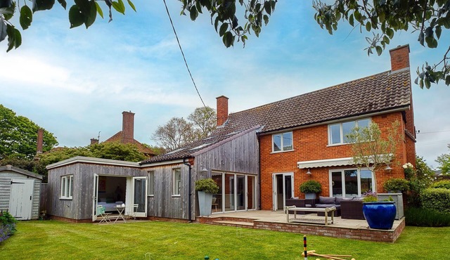 Winton Lodge - sleeps 10 guests in 5 bedrooms