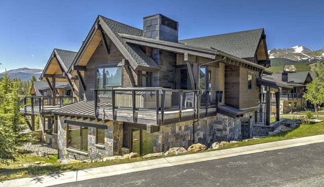 Wintours Leap boasts impressive Tenmile Range views & a private hot tub!