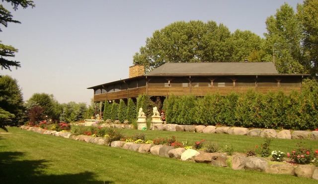 Wisconsin lakefront vacation rental, pontoon boat pet friendly Lake House