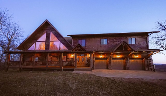 Wisconsin Log Cabin Lodge | Sleeps 16