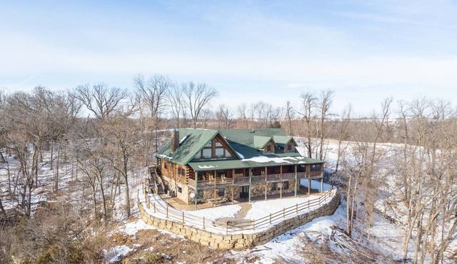 Wisconsin Luxury Log Mansion | Sleeps 15
