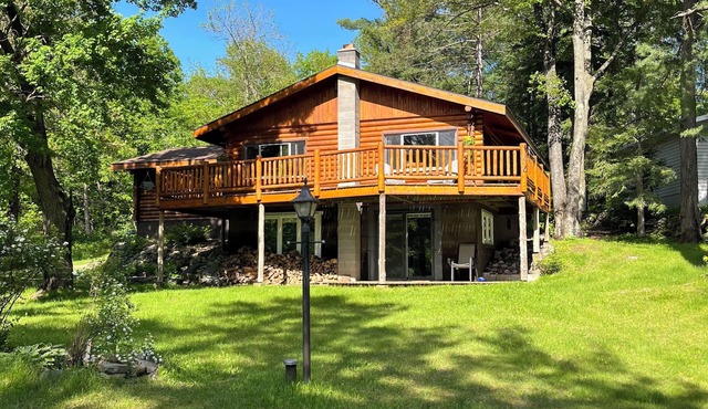 Wisconsin River Getaway. Large yard and shoreline. Pet friendly.
