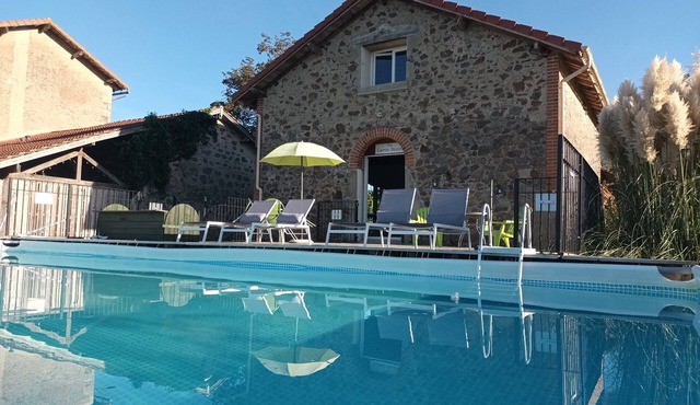 Wisdom Gites - Lime Tree View cottage with pool, WiFi, garden and parking