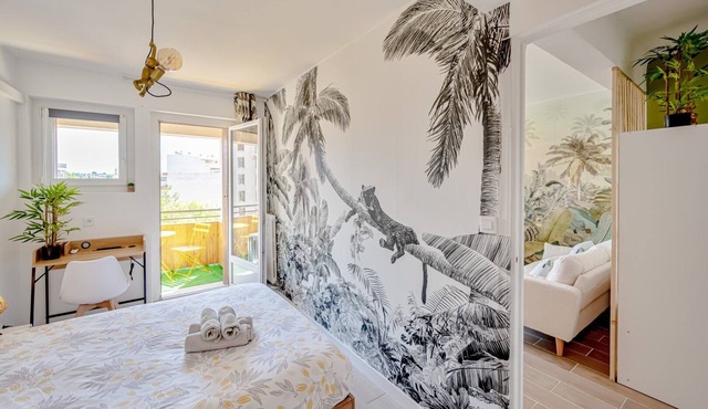 Wisdom Monkeys Apartment - Balcony & AC