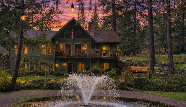 Wishing Well Lodge: Tranquil Forest, Fireplaces, Pond, Near Town, Sports Court