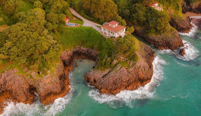Wishome- Private dream villa on the sea. Private heated swimming pool.