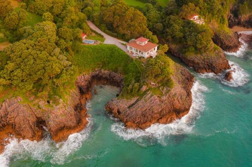 Wishome - Villa privada de ensueño sobre el mar con piscina climatizada privada