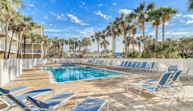 WishYouWereHere, completely renovated 3rd floor condo with classic coastal vibes