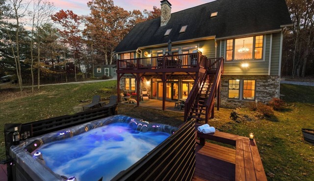 Wisp'd Away-Lakefront Luxury - DOCK - on 3+acres - HotTub - Firepit - Pool Table