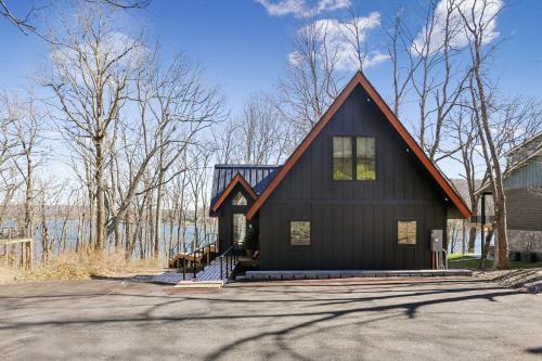 Wisp Lake Chalet: A stunning 5-bedroom lakefront retreat in McHenry MD