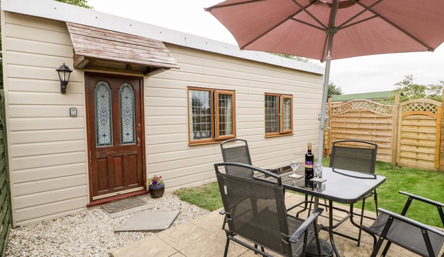 WISTERIA CHALET, with a garden in Watchfield