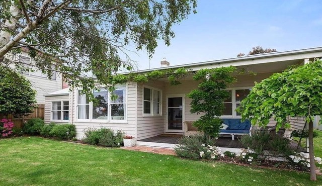 Wisteria Cottage - opposite beach