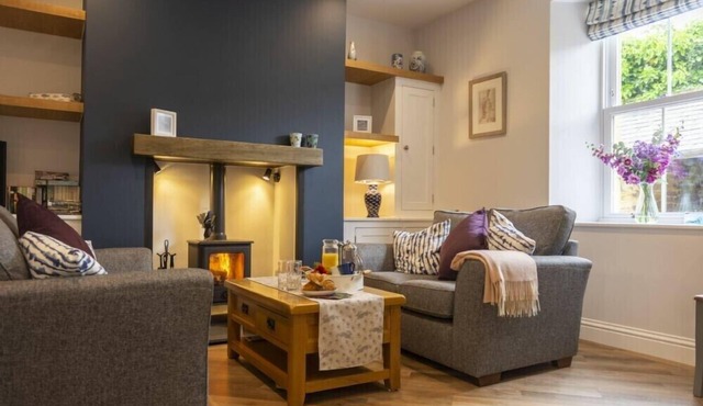 WISTERIA COTTAGE, family friendly, with open fire in Warkworth