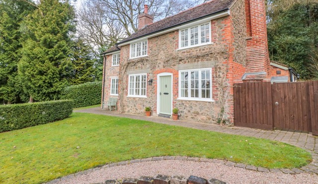 WISTERIA COTTAGE, family friendly in Colwall, Herefordshire