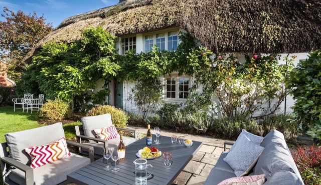 Wisteria Cottage is a late 18th century thatched cottage set in a small hamlet on the edge of a pict