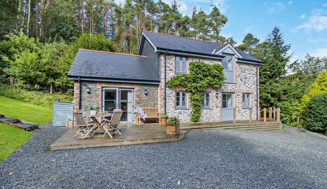 Wisteria Cottage - Bwthyn yr Ardd