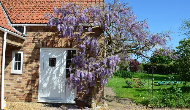 WISTERIA COTTAGE, pet friendly, character holiday cottage in Gayton