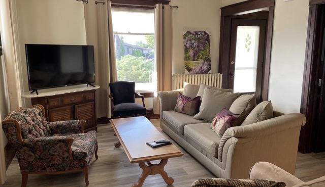 Wisteria House sleeps 8, book for 6-8 guests, receive 10% discount