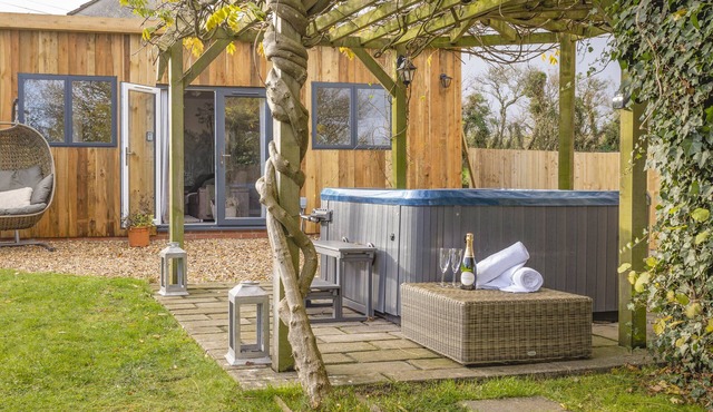 Wisteria View with Log Cabin sleeps 20 with hot tub