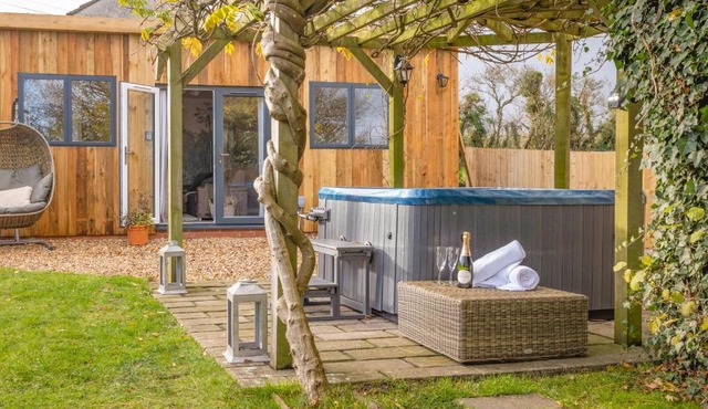 Wisteria View with hottub & cabin sleeps 20