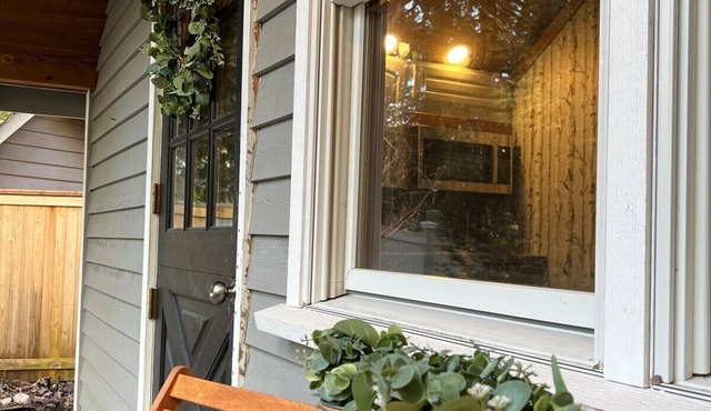 Witch Hazel Cottage with Jacuzzi tub & fireplace