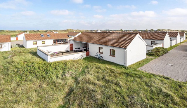 With a beautiful view of the dunes and in an undisturbed location, this lovely vacation home is situ