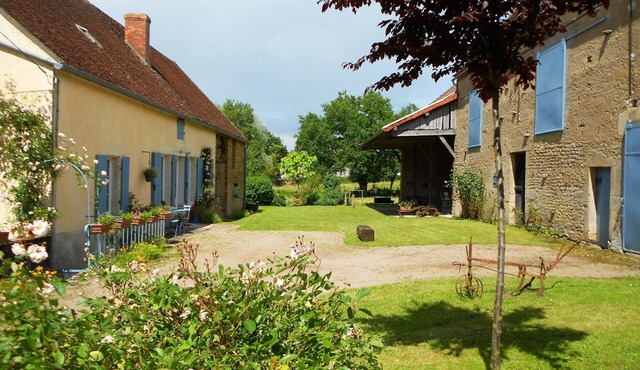 With family or friends, space, tranquility, nature and comfort. Up to 8 people