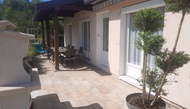 With family or friends, come and enjoy this house with its swimming pool, pétanque and barbecue.