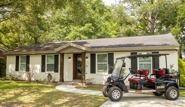 With GOLF CART! 1 mile ride to the beach & Downtown Ocean Springs! Clark Cottage