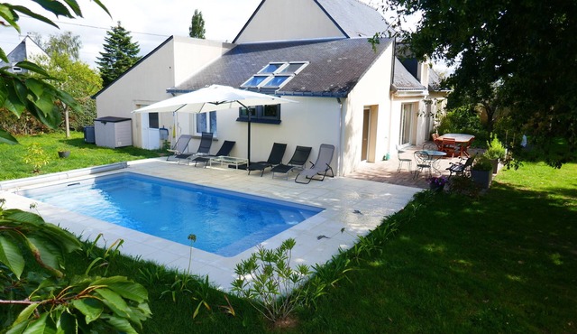 With heated pool 5km from beaches, sailing school, trails, pier.