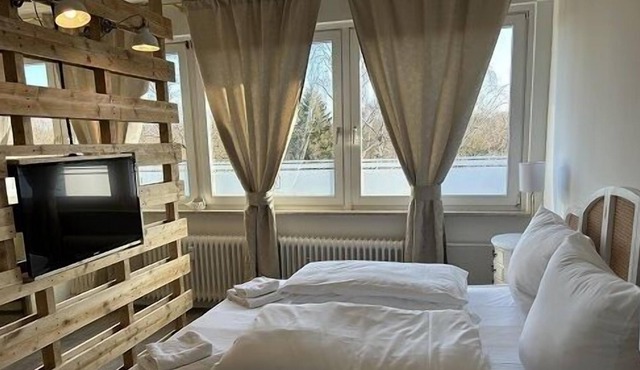 With its special style in Shabby Chic, this lovingly furnished apartment will take you back in time. The apartment is equipped with a double bed, kitchenette, a comfortable couch and cupboards, as well as a beautiful bathroom with shower. A pretty... in Hamburg-Bramfeld