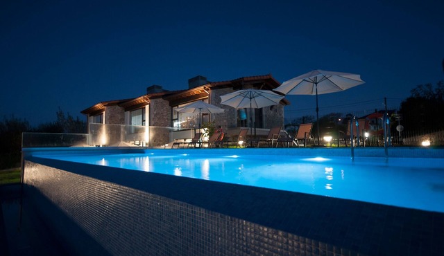 With pool and views of the jesters. Ideal for families