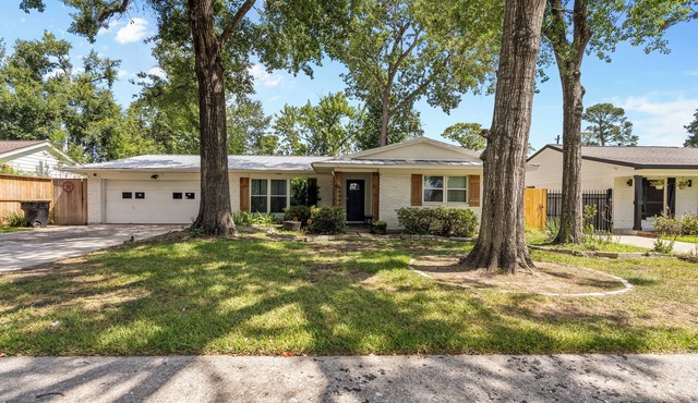 With pool-Spacious 3-bedroom home in center Houston