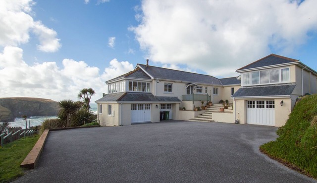 With uninterrupted sea views, this property enjoys a superb hillside position.