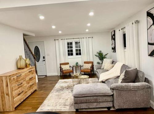 Within 5mins walk to the Train and buses Nice cosy home that exudes comfort and relaxation