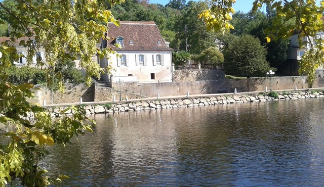 Within a few minutes walk to Le Bugue, magnificient detached house, great views.