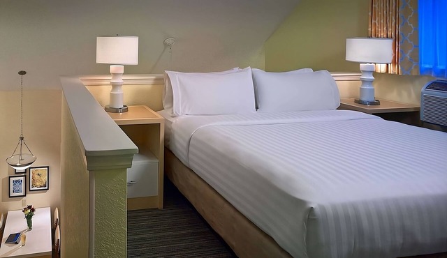 Within easy reach of Roehm Athletic Complex! 2 Broad Suites W/Kitchen & BBQ!