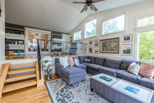 Within minutes to Ski Resorts and fireplace