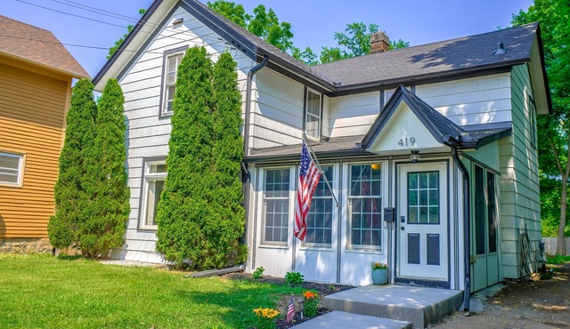 Within walking distance to your favorite local amenities!