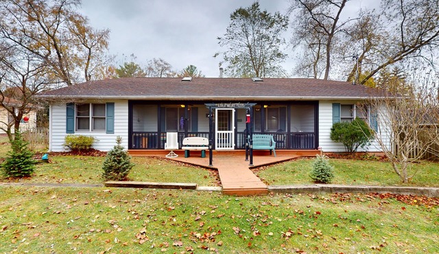 Within walking distance to Lake Michigan, beach access, nice patio, W/D & WIFI