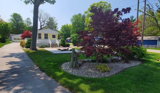 Within walking distance to Silver Lake State Park.