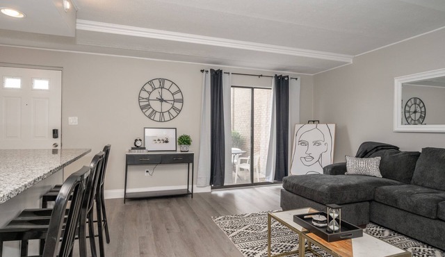 ⚪️ Without Color ⚫️ | Stylish Hilltop | Min to Downtown